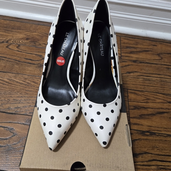 BRAND NEW LE CHATEAU  HEELS SIZE 7 - Picture 1 of 2